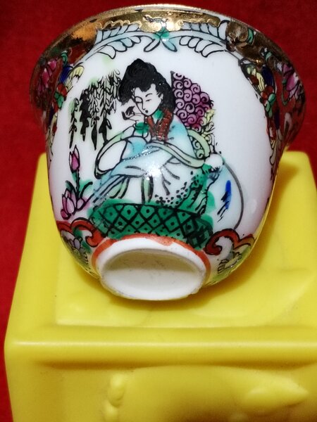 Tava mica cu patru cescute de sake japoneze